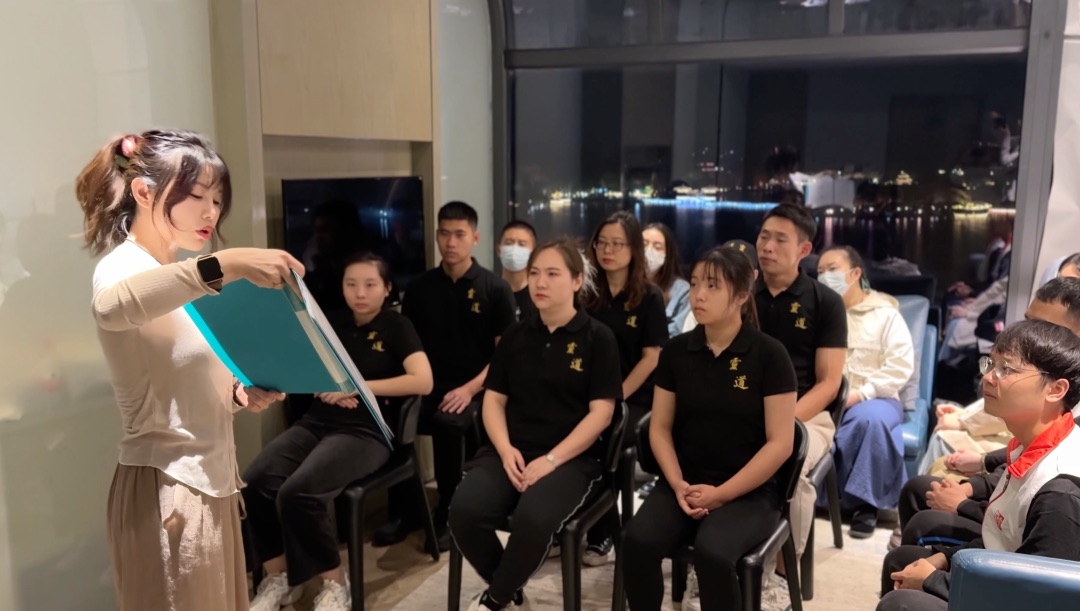 小班面授现场，导师逐一引导